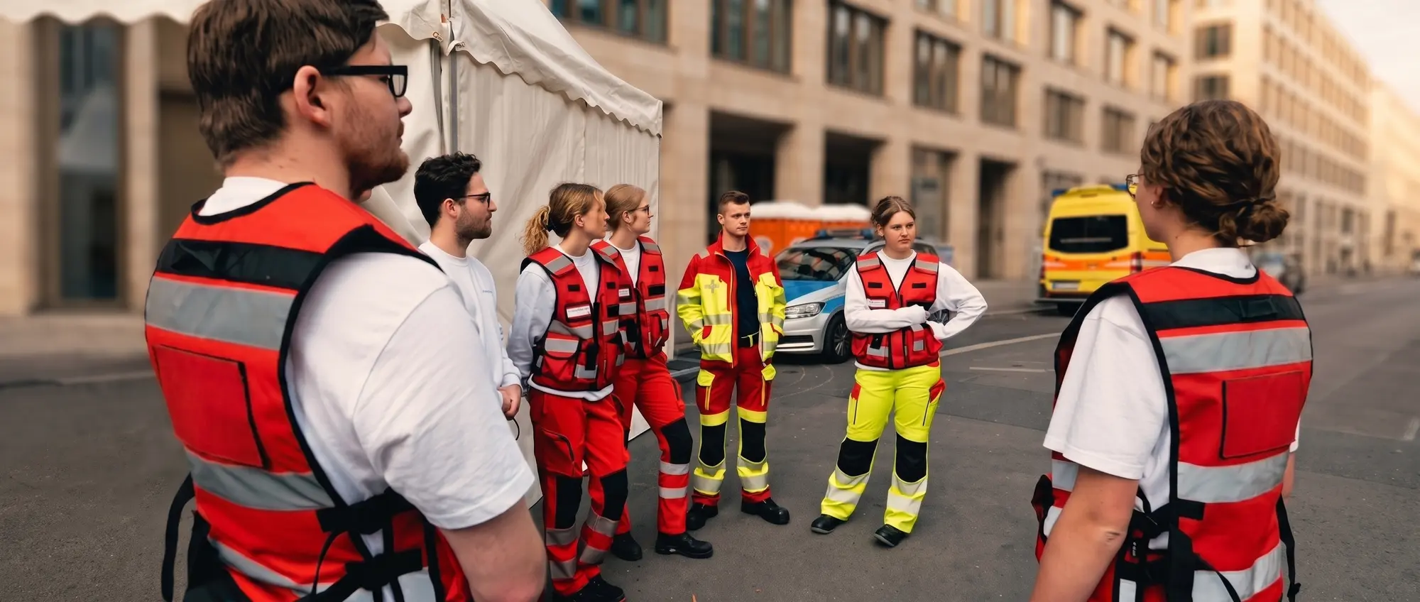 Das Team von PRO MEDICS BERLIN bei der Einsatzbesprechung